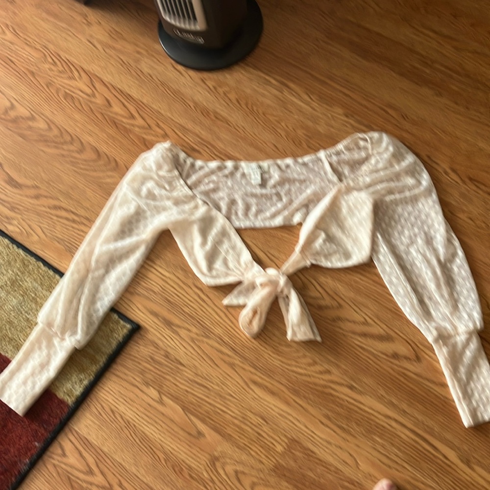 PRIVY) size M) long sleeve laced crop shirt